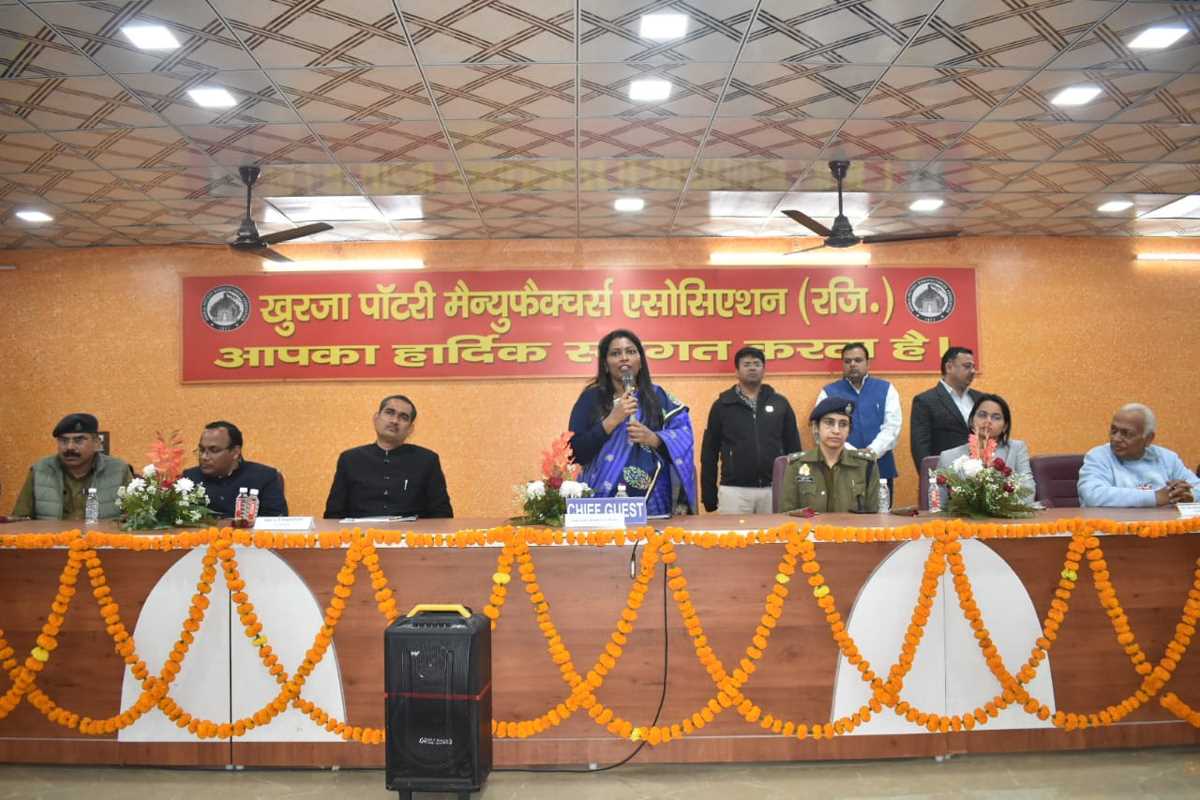 मंडलायुक्त मेरठ मंडल मेरठ ने खुर्जा पॉटरी उद्योग का किया भ्रमण